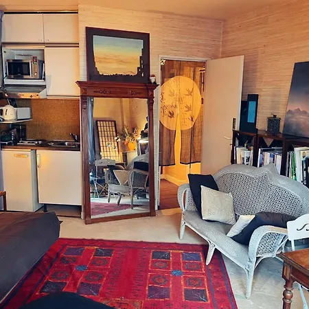 Apartamento Comfortable 30 M Studio With Balcony